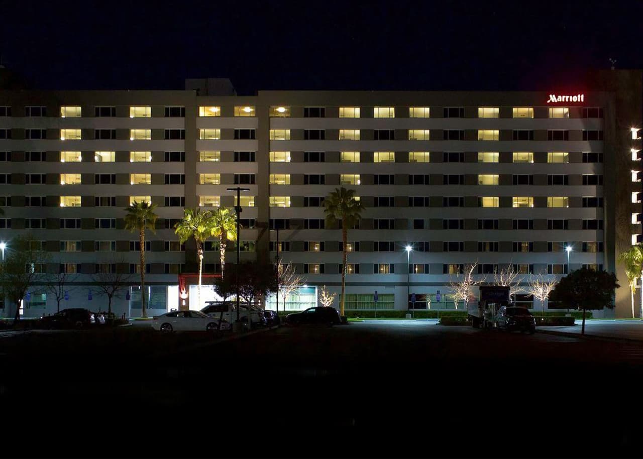 Hotel de Bakersfield ilumina sus cuartos vacíos con mensaje de esperanza en medio de la pandemia por coronavirus