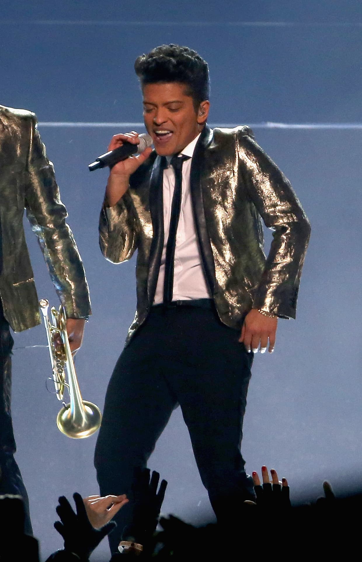 Canta y baila de lo mejor, por todo eso sus fans se vuelven locos con su presencia.