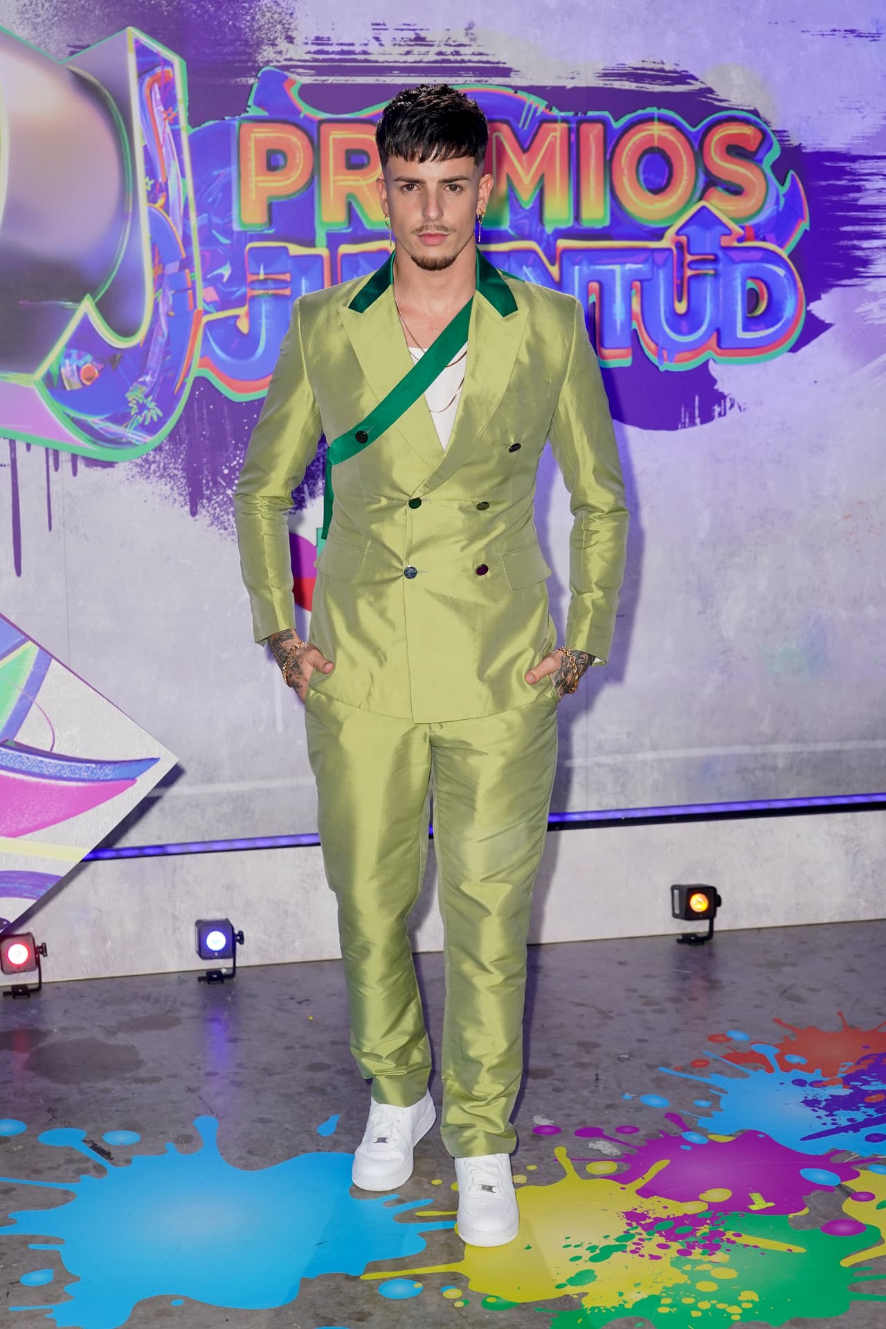 Fran Lozzano decidió llevar un traje verde para su paso por Premios Juventud.