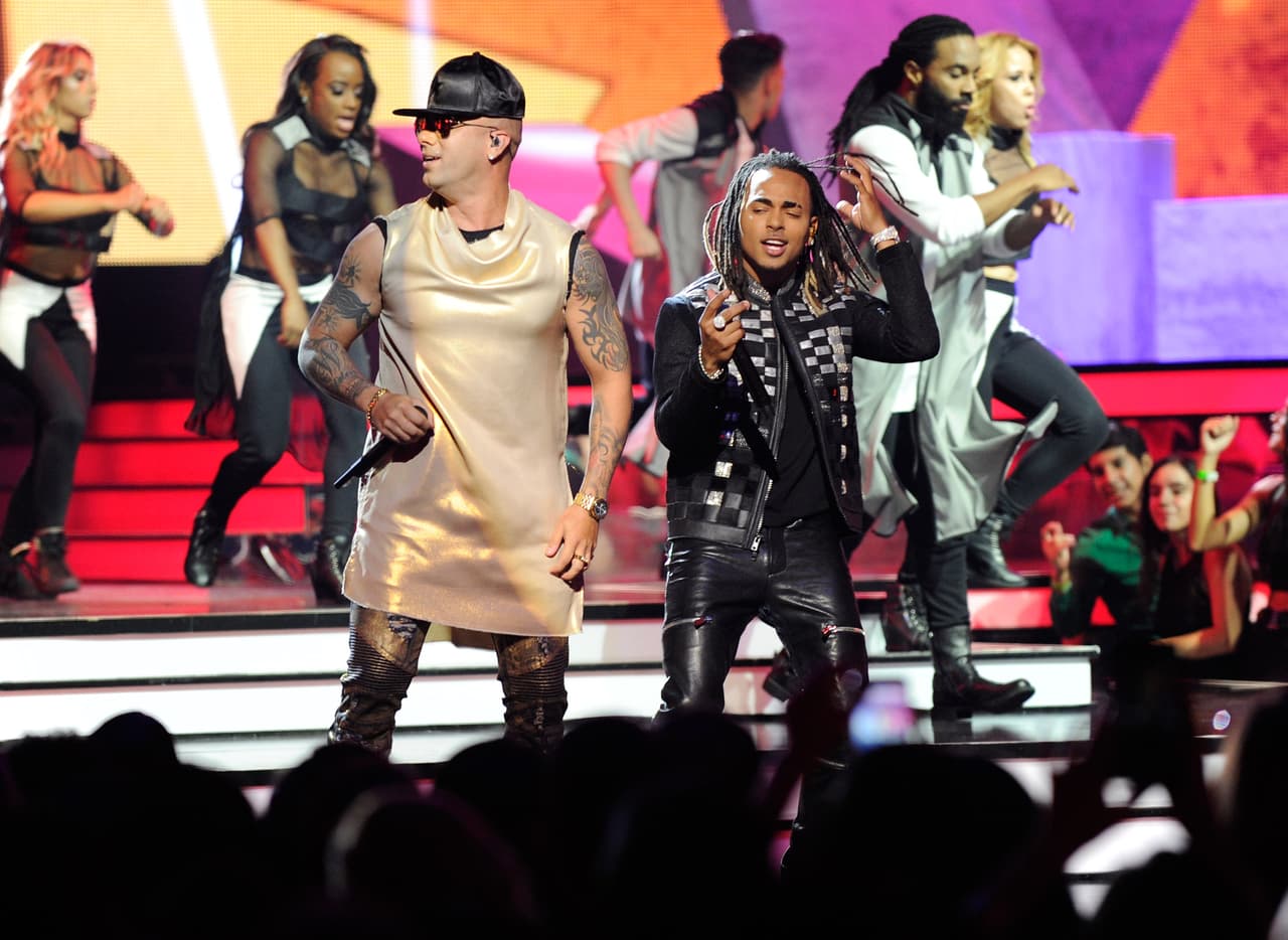 Con Wisin, el ‘negrito de los ojos claros’ trabajó
<b><a href="https://www.univision.com/los-angeles/klve/musica/omar-y-argelia-show/conoce-las-25-canciones-del-verano-con-mas-vistas-en-youtube">el tema ‘Escápate conmigo</a></b>’, que ha sido un éxito en YouTube, visto más de 1,107 millones de veces.