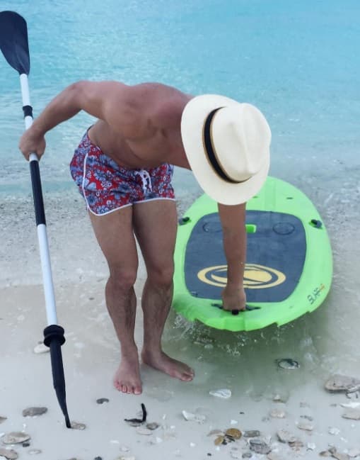 De los pies a la cabeza, Royce ha tratado de mantener un cuerpo en forma, él es un chico muy fitness y cuando va a la playa lo demuestra.