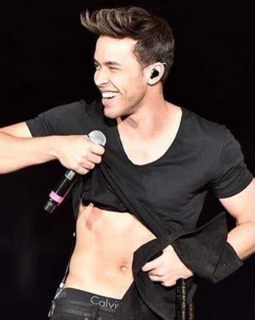 Gracias a su esfuerzo puede dar sorpresas sobre el escenario, como mostrar sus impresionantes 'abs'.