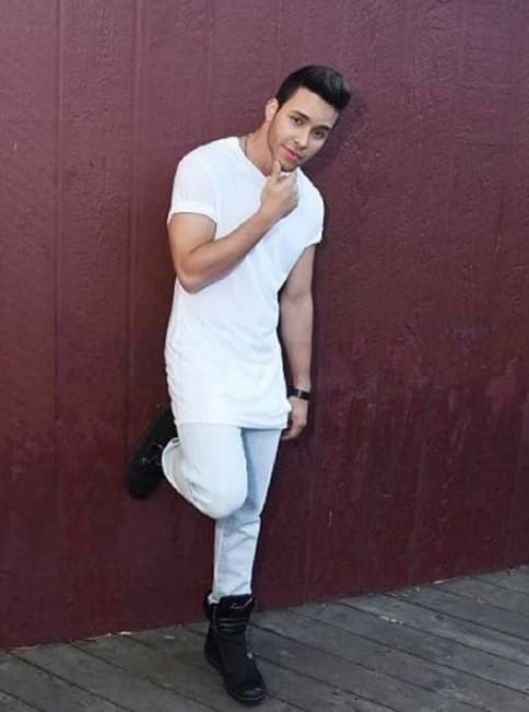 No sólo con su voz enamora, también con su imagen.