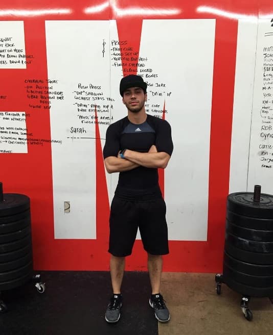 Poco a poco va alcanzando sus metas y se pone más guapo cada día.