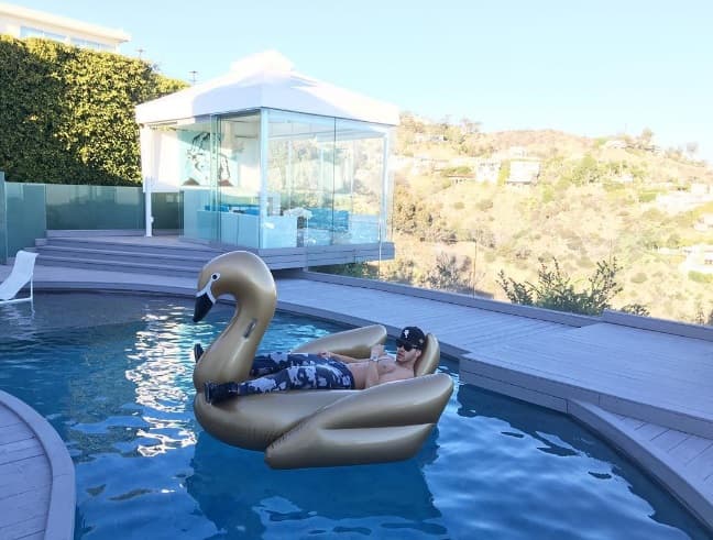 Cada vez más nos llena de sorpresas, Royce es todo un seductor.