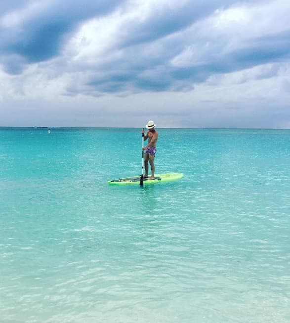 Le fascina la aventura, el deporte y ama viajar... Cada día está más guapo y con estas imágenes deleit+o a sus fanáticas en la red.