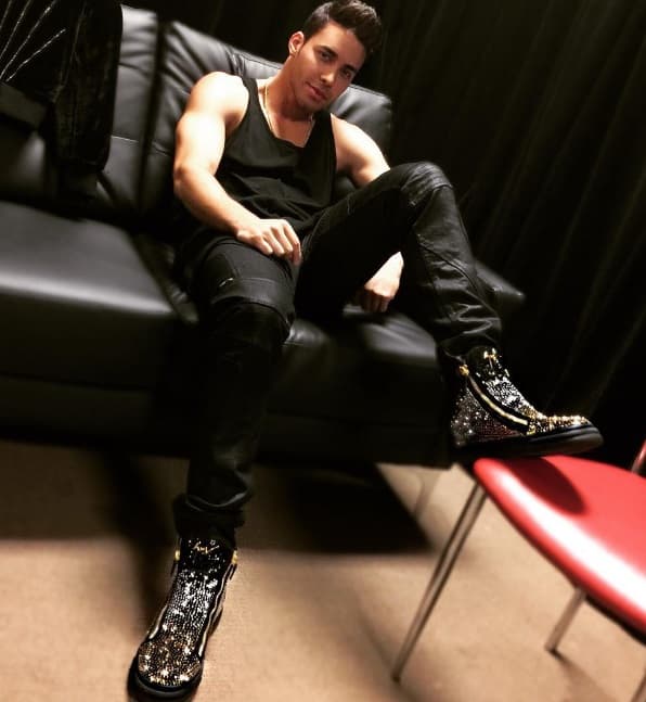 Es un chico que sabe qué hacer para tener a sus lindas fans rendidas a sus pies.