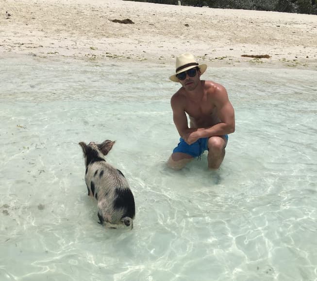 El cantante se fue a uan paradisiaca playa y nos mostró que es puro músculo. ¡Mira qué brazos!