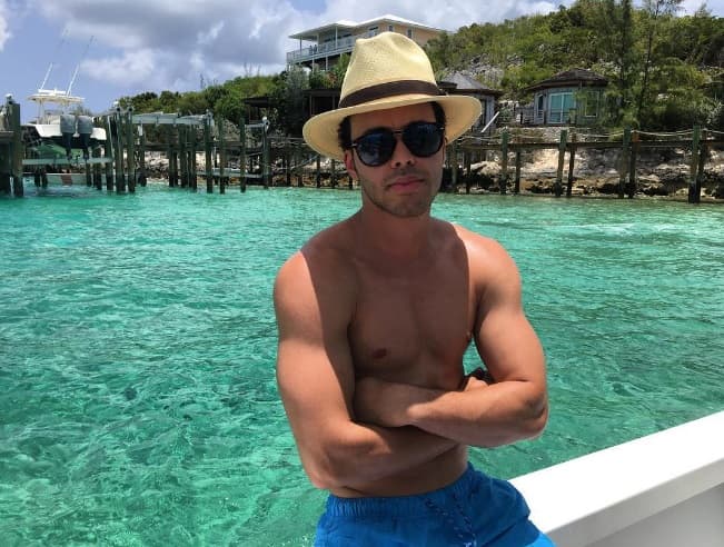 Prince Royce, nominado a Premios Juventud, no desaprovecha ni un minuto del verano para presumir su escultural cuerpo.