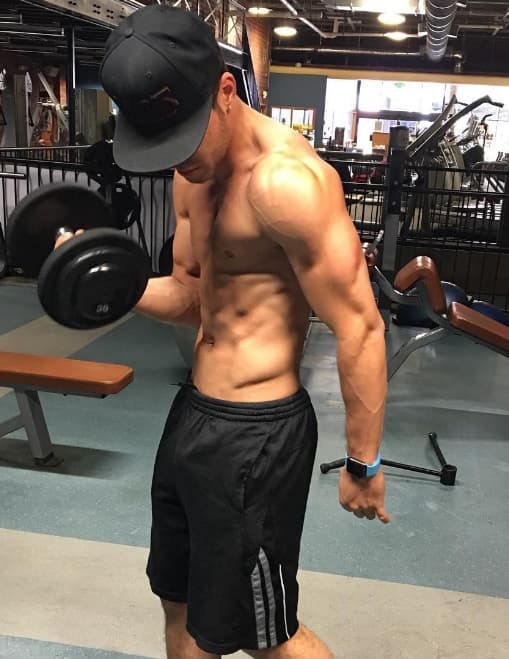 Por supuesto, hacer pesas es parte de su entrenamiento, por eso tiene unos brazos impresionantes.