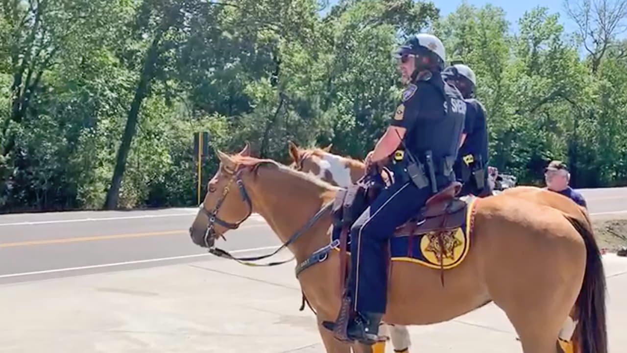 La seguridad de la visita de Trump al poblado de Crosby estuvo reforzada hasta con patrulleros a caballo.