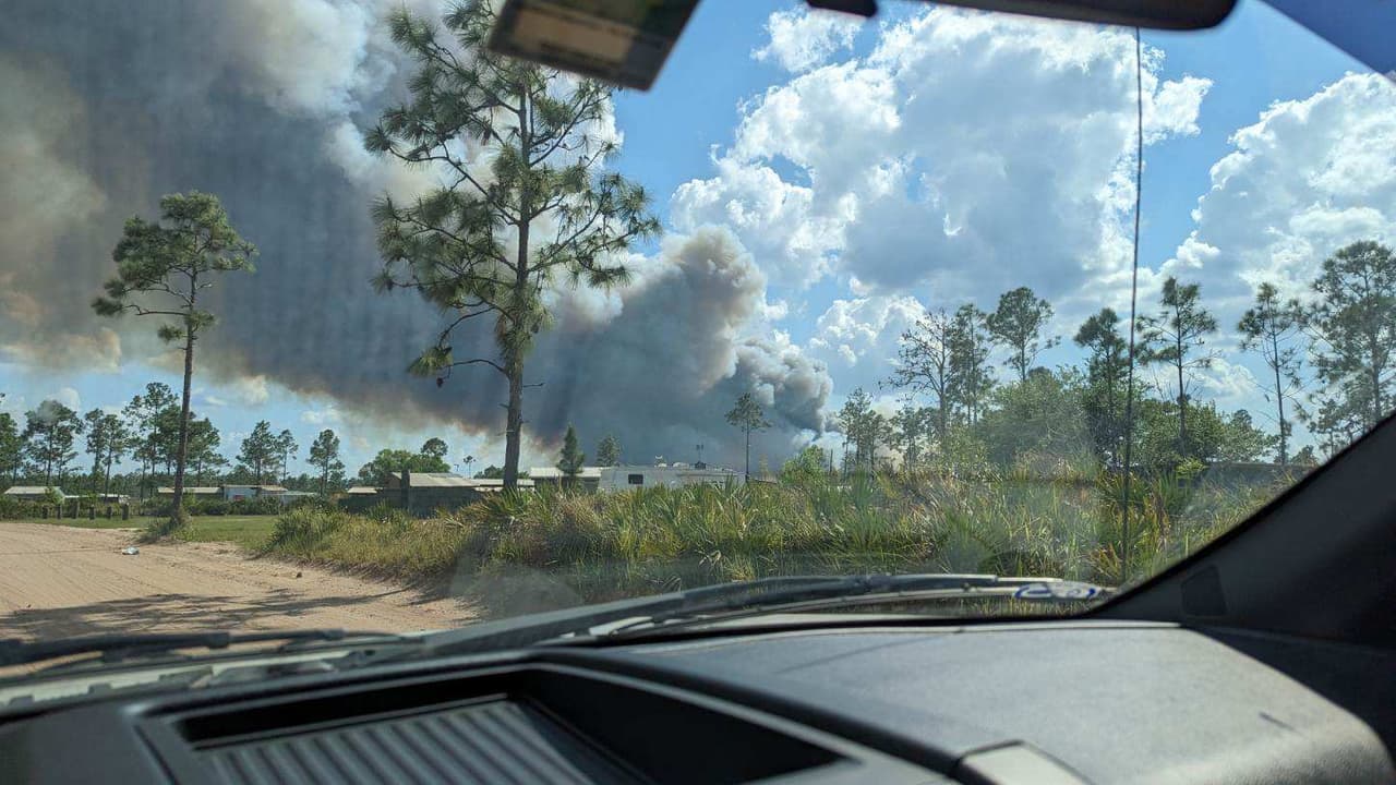 En una última actualización a las 4:28 p.m. de este miércoles, el incendio fue controlado en su totalidad. Además, indicaron que la superficie en acres aumentará cuando se calcule la información cartográfica.