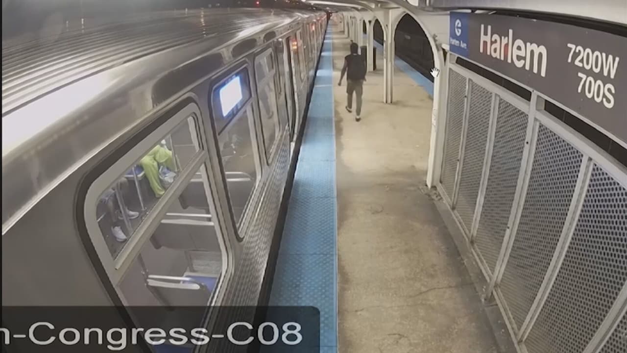Al acusado se le ve caminando tranquilamente por la estación Harlem, tan solo una estación después de Oak Park, 
<b>donde momentos antes de estas imágenes se habrían reportado los disparos.</b>