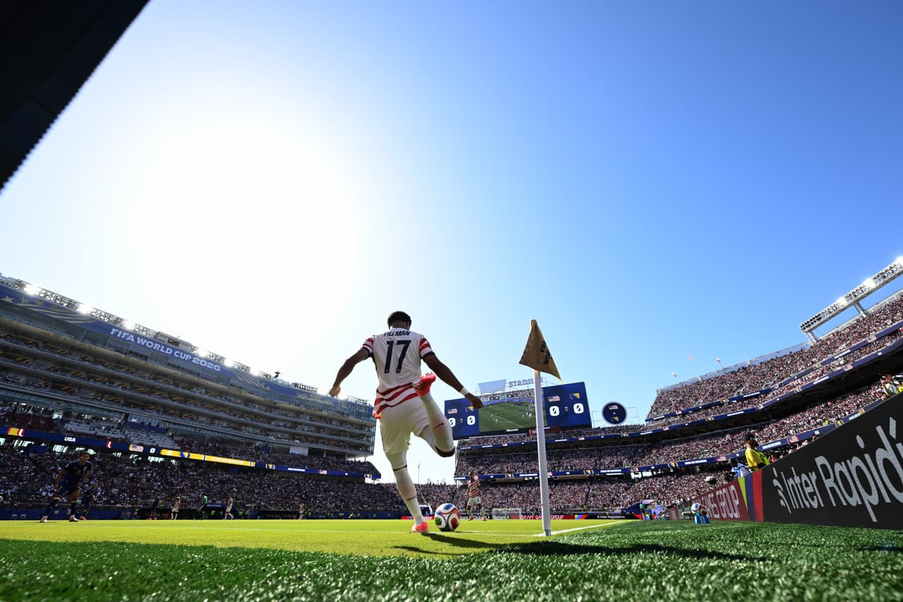 Malik Tillman (17), de Estados Unidos, ejecuta un tiro de esquina durante el partido de dieciseisavos de final de la Copa del Mundo entre Estados Unidos y Bosnia en Santa Clara, California, cerca de San Francisco, el miércoles 1 de julio de 2026.