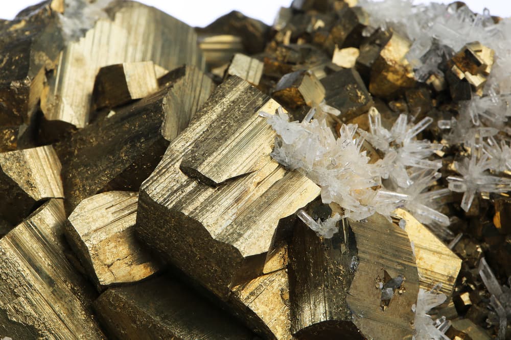 La pirita ayuda a las personas que a veces por dispersión, falta de fuerza, valor o hasta de inteligencia, a concentrarse y dedicarse a un proyecto en particular, a organizar nuestras ideas, a trabajar en nuestros objetivos y habilidad de seguir adelante, sin dejar a un lado nuestros sueños. Tan sólo hay que portarla o ponerla sobre la mesa donde trabajamos.