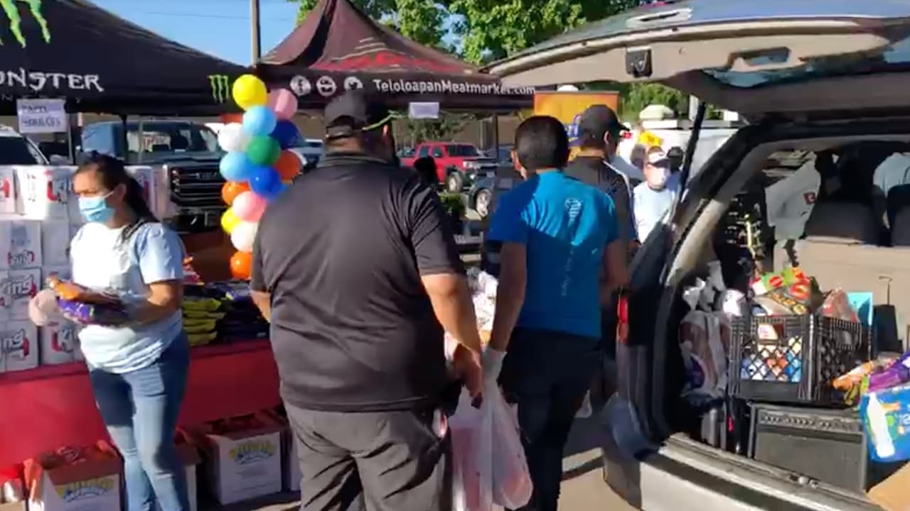 Los empleados colocaron las despensas en las cajuelas de los automóviles.