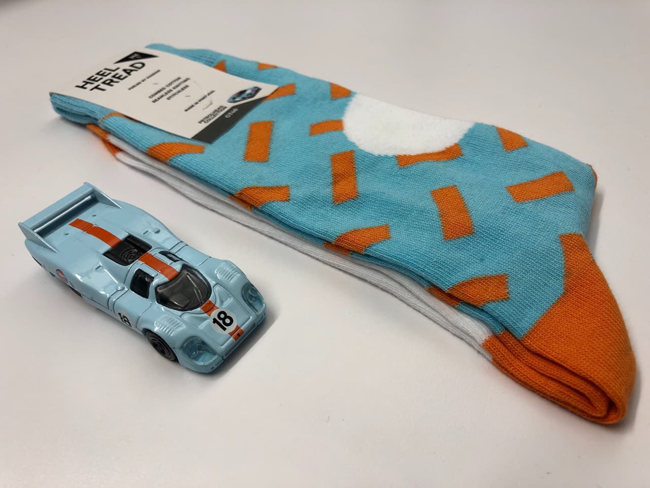 Si no tienes mucho presupuesto…no te preocupes. Puedes comprarle una corbata o unas medias. Yo sé que la mayoría de los padres están aburridos de este tipo de regalos…pero hoy en día puedes comprarle unas medias con los colores y diseños de sus marcas favoritas.
<br>
<a href="https://heeltread.com/?aff=18" target="_blank">HeelTread.com</a>