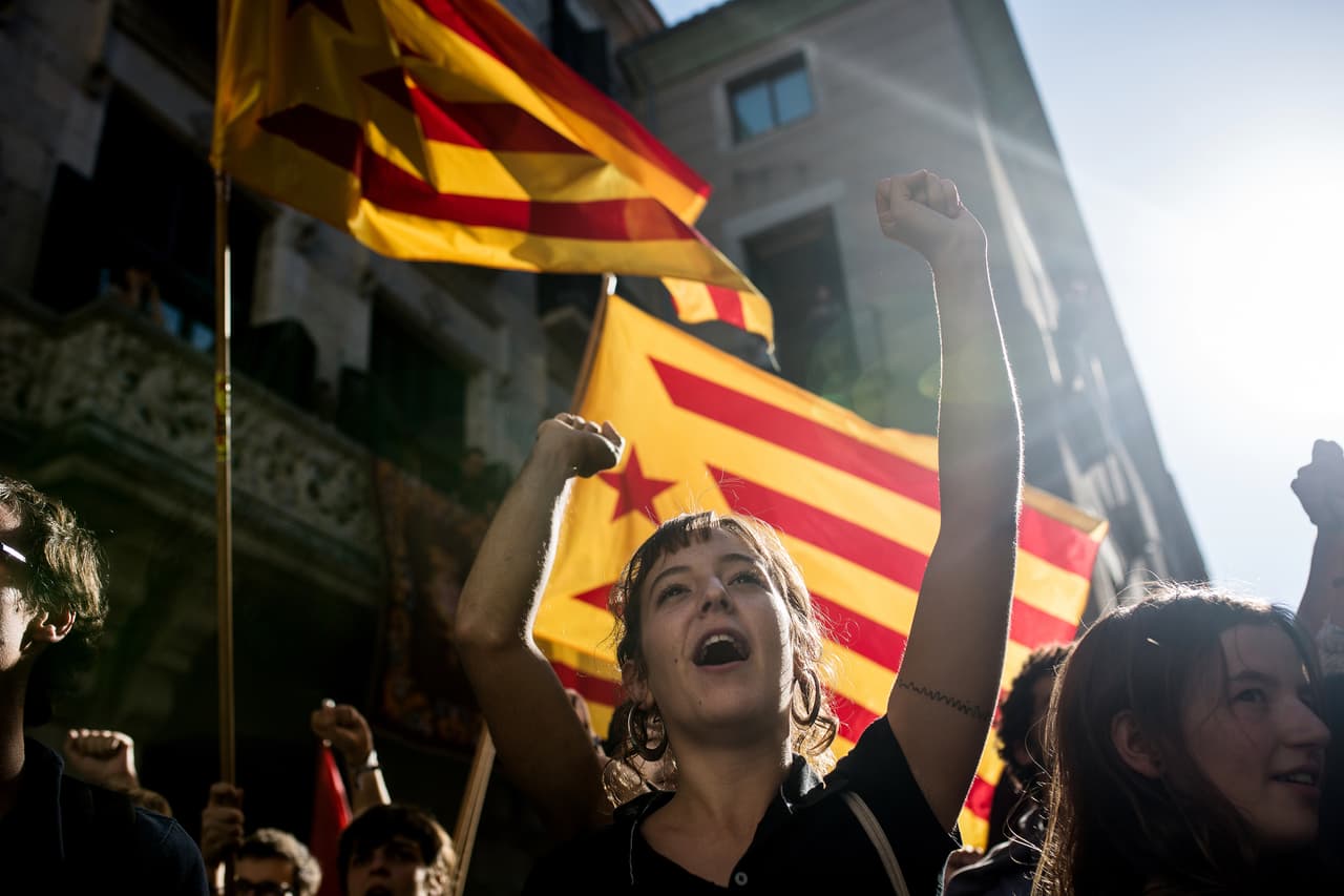 La votación en el Senado español que aprobó las medidas de intervención sobre Cataluña fue respaldada con 214 votos a favor, 47 en contra, y una abstención. Mientras esto sucedía, muchos manifestaban su alegría por la independencia en las calles de Barcelona.