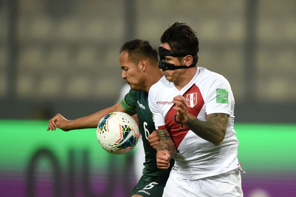 Perú asegura tres puntos tras golear 3-0 a en casa a Bolivia.