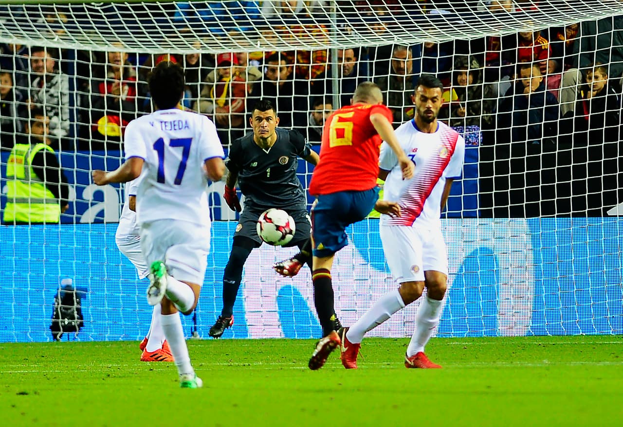 Sobre el minuto 73, Don Andrés Iniesta fue el encargado de poner cifras concretas en el marcador con este remate.