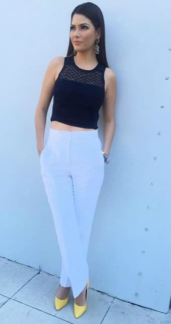 Cuando utilices pantalones a la cintura combínalos con un 'crop top' para dar una ilusión más larga de tus piernas.