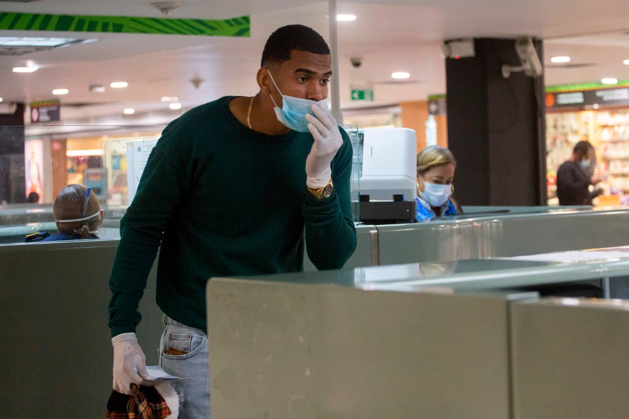 <b>República Dominicana.</b> Los vuelos provenientes de Milán fueron cancelados y todos los que lleguen al país deben completar un formulario de historial de viajes. Los pasajeros de China y otras regiones de Italia, incluidos aquellos sin ningún signo de síntomas de covid-19, podrían tener que cumplir cuarentena en casa. A los cruceros también se les podría impedir que atraquen.
<br>