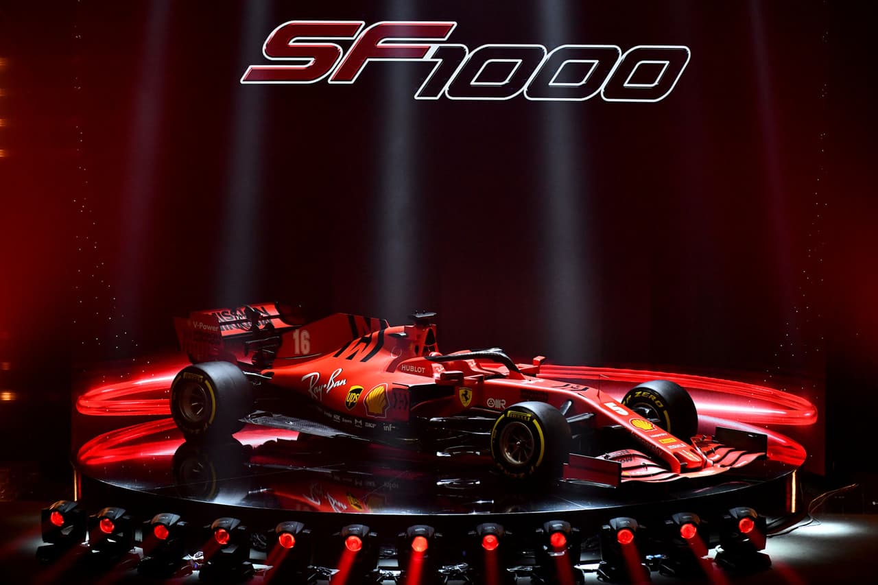 Ferrari presentó el SF1000 nombre que le viene porque en la temporada 2020 alcanzará como escudería su carrera número 1000 en la Fórmula Unoy será en el Gran Premio de Canadá.
<br>Sus pilotos titulares serán Sebastian Vettel (5) y Charles Leclerc (16).