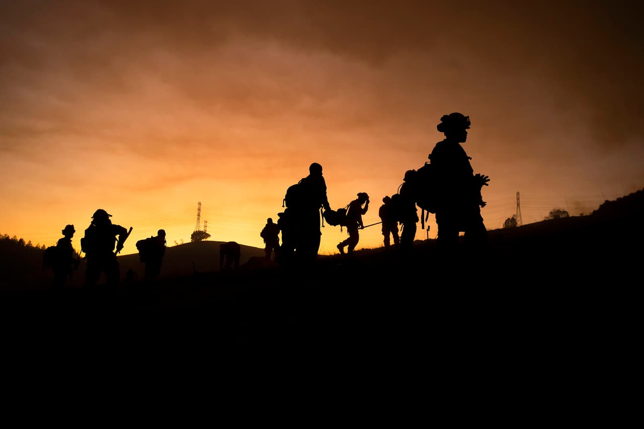 Las 68 brigadas conformadas por más de 3,000 bomberos trabajan a marchas forzadas en distintos frentes de la conflagración, sin embargo, el fuego continúa creciendo y de momento los servicios de emergencia apenas han logrado contenerlo en 10%.
