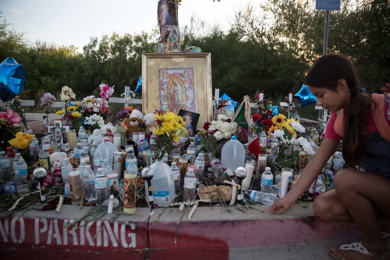 Una niña acudió este jueves al novenario y dejó una flor en el altar.