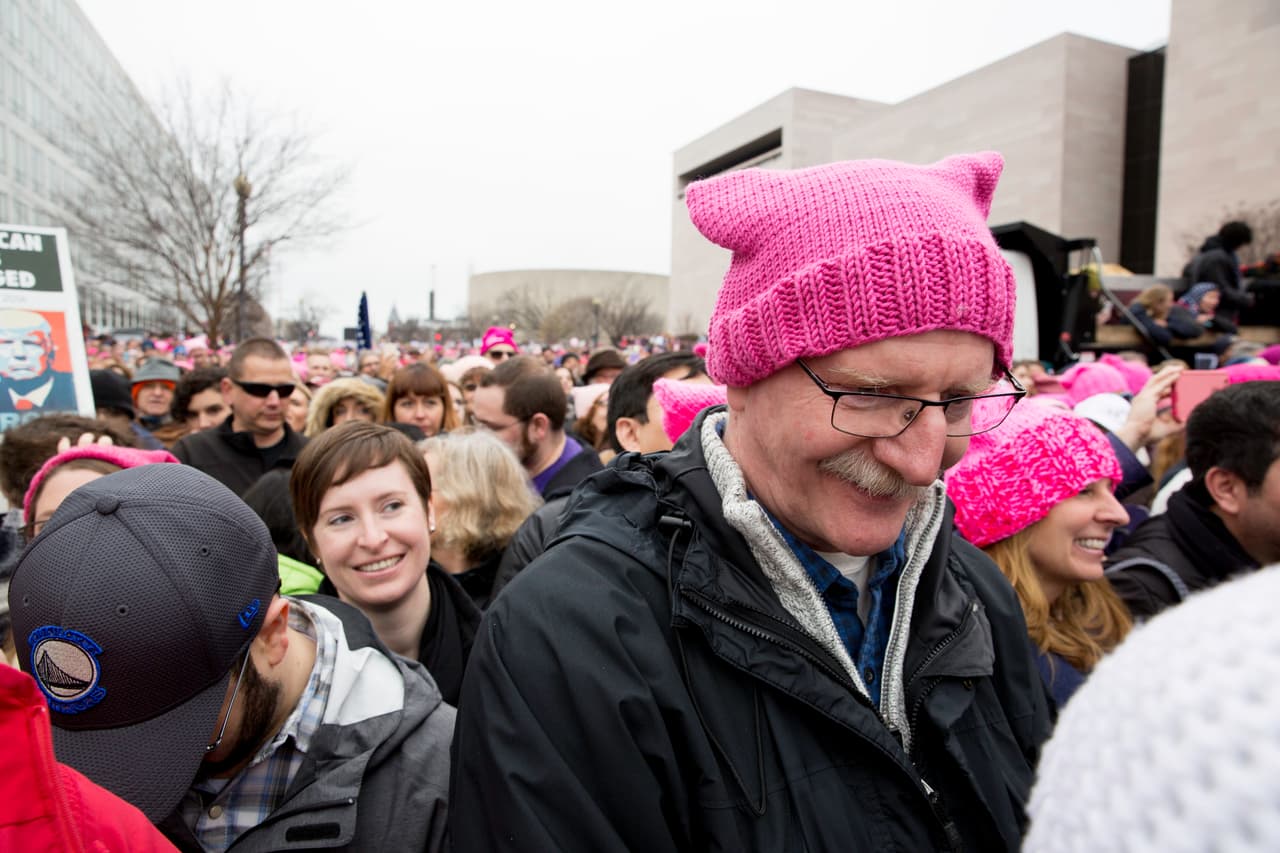 Bill Bennett vino desde Connecticut a protestar pensando en su mamá, que en los años 60 hizo activismo para mejorar el acceso a los anticonceptivos y la salud reproductiva de la mujer. "Marcho en su honor", le dijo a la periodista de Univision Noticias
<a href="http://www.univision.com/noticias/la-marcha-de-las-mujeres/las-marchas-de-las-mujeres-un-gran-movimiento-de-resistencia-frente-a-trump">Eulimar Núñez</a>.