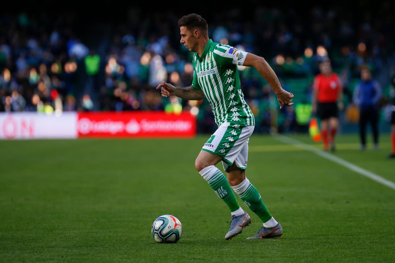 Gomez (32’) abrió el marcador para Valencia y Joaquín Sánchez (37’) emparejó los cartones.