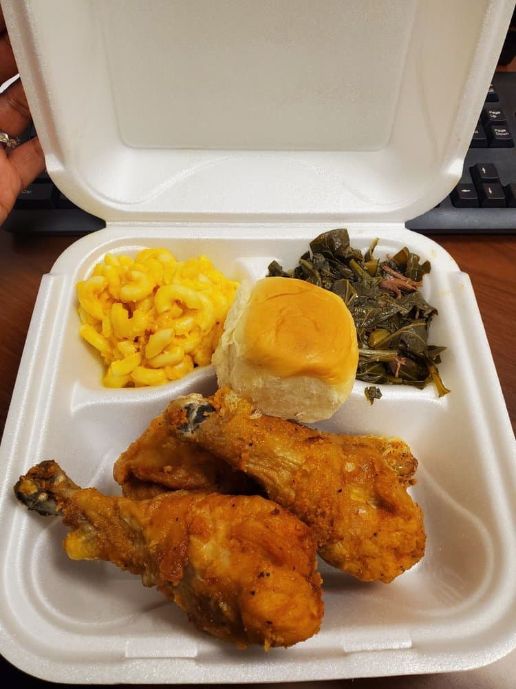 <b>Momma's Soul Food</b>
<br>Dirección: 909 Rock Quarry Rd Raleigh, NC 27610
<br>Teléfono: (919) 995-6049
<br>Sitio web: 
<a href="http://www.mommassoulfood.com">http://www.mommassoulfood.com</a> 
<br>
<b><a href="https://www.yelp.com/map/mommas-soul-food-raleigh-2">Cómo llegar</a></b>
<br>
<br>Camión de comida que ofrece comida tradicional del sur de Estados Unidos, como pollo frito y mariscos, entre otros platillos.