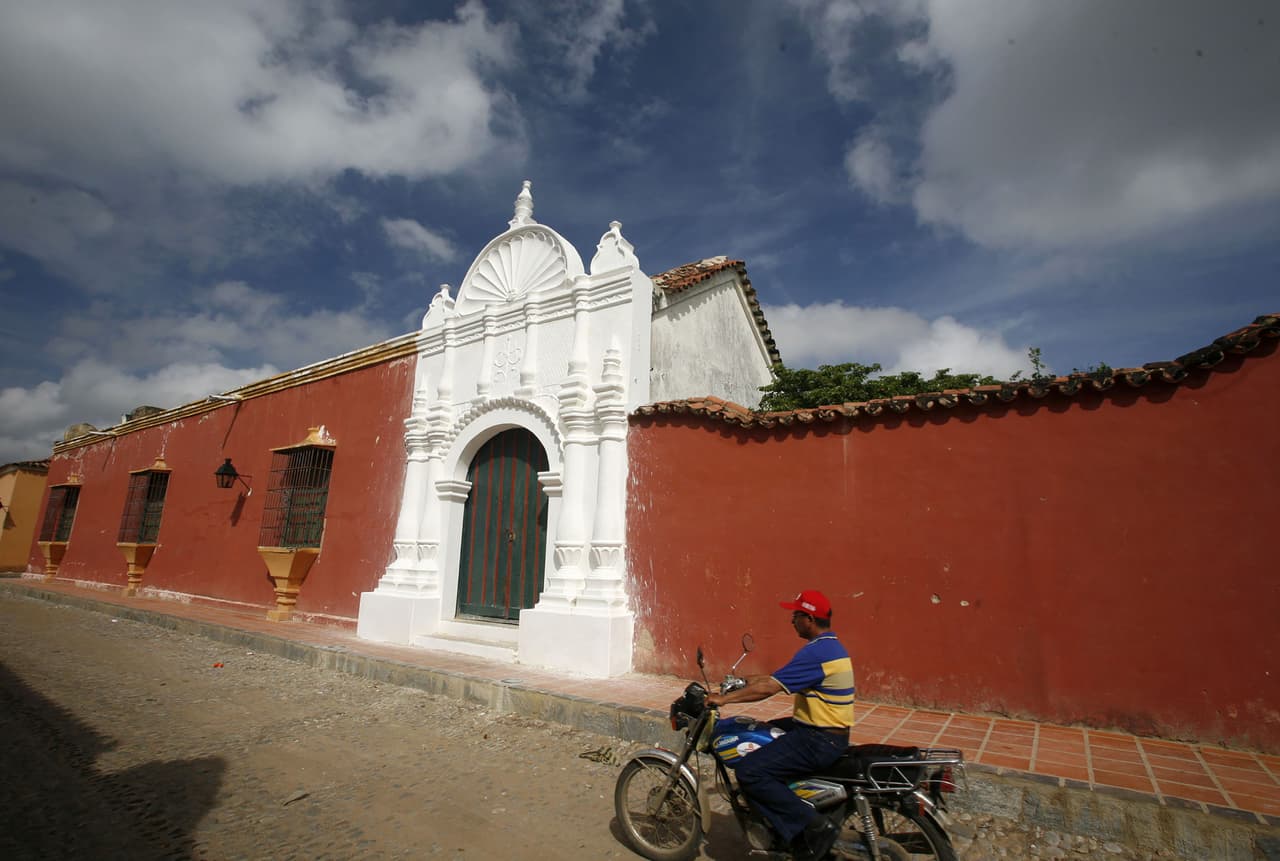 <b>Puesto 10. Coro, Venezuela</b>
<br>
<br>Temperatura promedio anual: 87.2 grados Fahrenheit (30.6 grados centígrados).
<br>
<br>Mes más caliente del año: septiembre (89.6 grados Fahrenheit o 32 grados centígrados en promedio).
<br>
<br>Mes más caluroso de la última década: septiembre de 2015 (94.2 grados Fahrenheit o 34.5 grados centígrados en promedio).
<br>