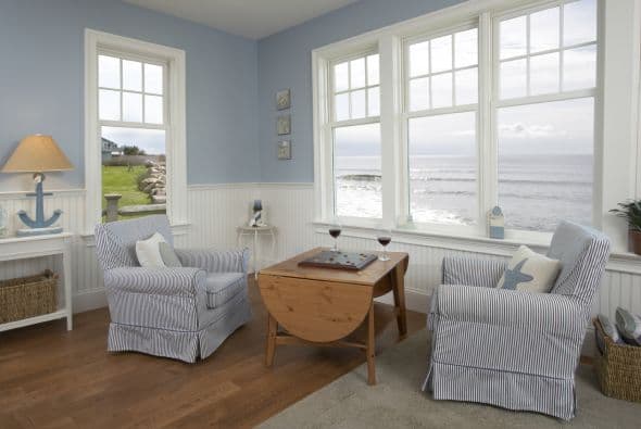 Estilo. Para una casa de estilo campestre o rústico, las mesas ovaladas o redondas de madera son ideales, mientras que para una deco minimalista, una pequeña de vidrio o de colores, es lo mejor. Si tu hogar es tradicional, te tentarán definitivamente las otomanas. ¡A por ellas!