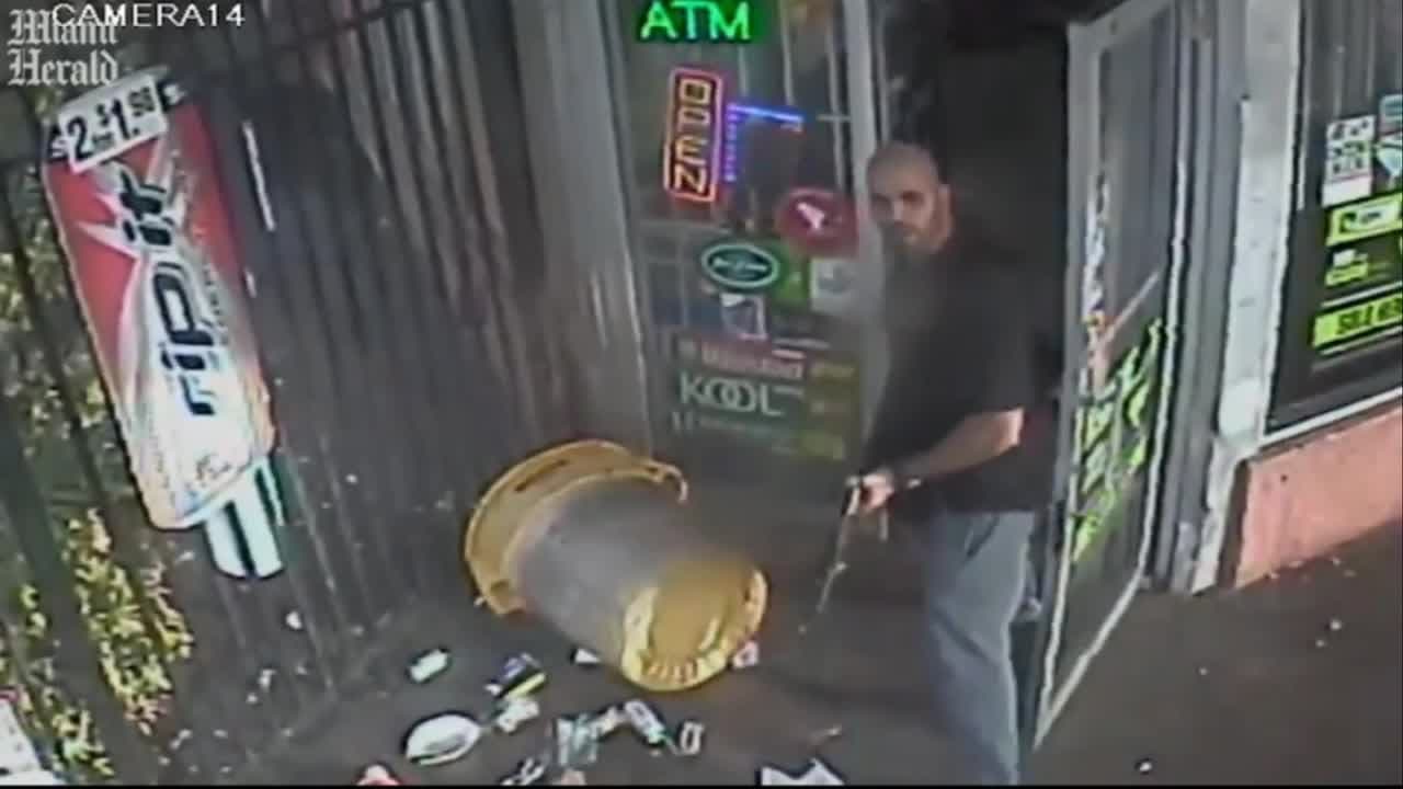 Revelan el video del momento en que dueño de una tienda le dispara a un cliente con una AK-47