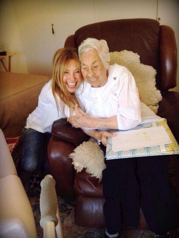 A pesar de el distanciamiento con su hermana mayor, Thalía visitaba frecuentemente a su abuela, aunque la cantante ya no vivía en México.