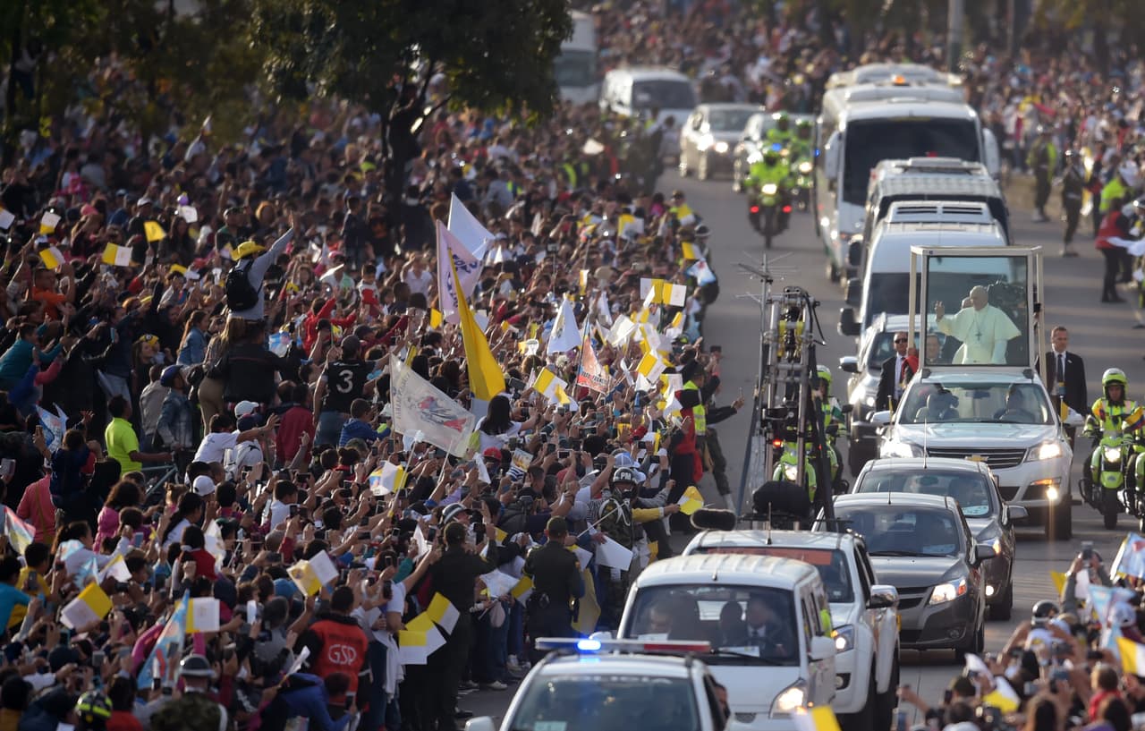 El papa Francisco, a bordo del ‘papamovil’ que lo lleva a la sede de la nunciatura apostólica. El evento más simbólico respecto a la paz se celebrará el viernes en Villavicencio a donde llegarán cerca de 6,000 víctimas de las más de 8 millones que se estima ha dejado el largo conflicto
<b>.</b>