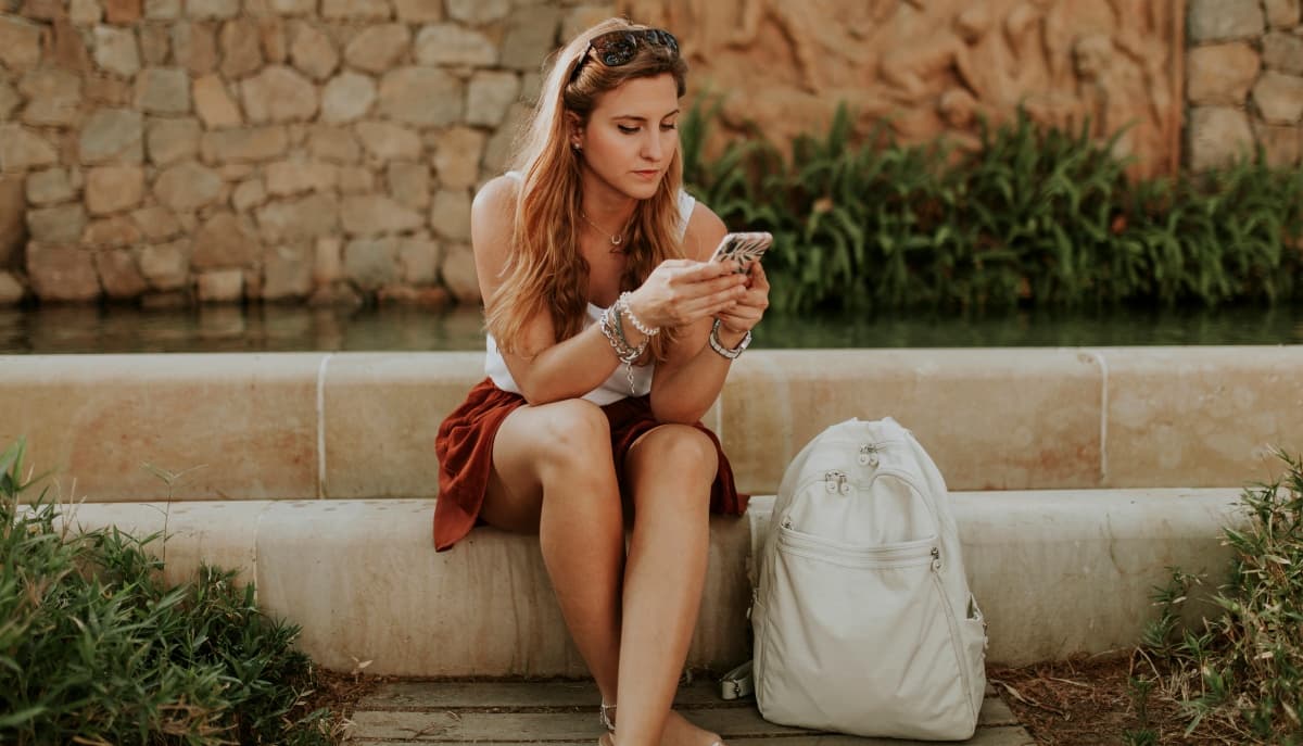 Mujer usando su celular