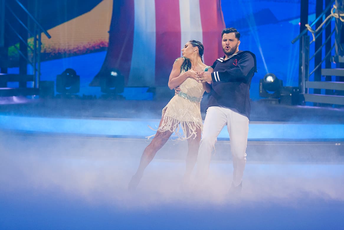 Desde la primera gala se ganó el adjetivo de showman, que reforzó la segunda vez que piso la pista de baile, esta vez vestido con un traje de marinerito.