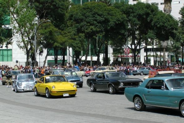Casi dos mil vehículos clásicos desfilaron por las calles de la Ciudad de México para romper el Récord Guinness de más autos de este tipo en movimiento. Transitaron mil 721 autos, lo que superó la marca de Holanda, cuyo récord era de 948 vehículos. De acuerdo con las autoridades, el paso de estos autos clásicos fue visto por 250 mil asistentes. Circularon autos Datsun 1300, Jaguares, MG 59, Chevrolet apache, Alfa Romeo, Mercury, Porche, entre otros, que atrajeron la atención de capitalinos y visitantes. El paso de los vehículos fue interrumpido por el calentamiento de algunos que se quedaron en el camino y provocaron “cuellos de botella”; sin embargo, los organizadores confiaron en que los vehículos llegarían a la meta.