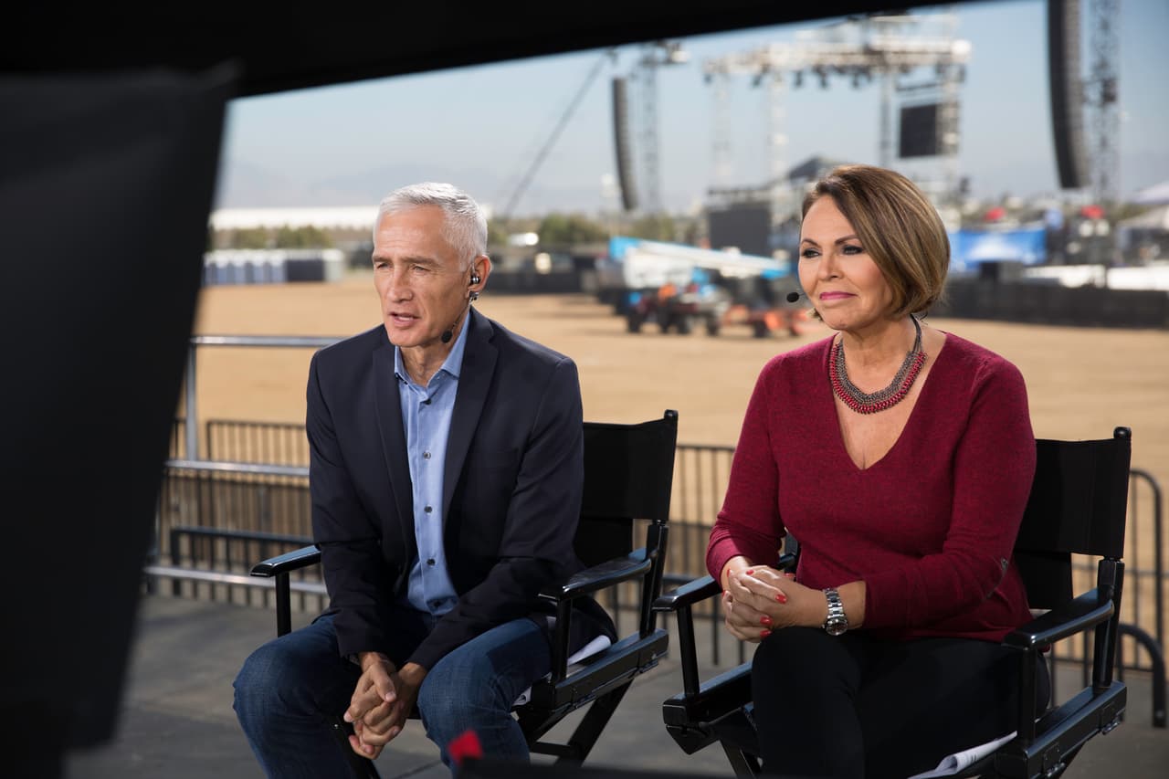 Jorge Ramos y María Elena Salinas conduciendo uno de los Noticiero Univision desde la sede del concierto. (David Maris/Univision)