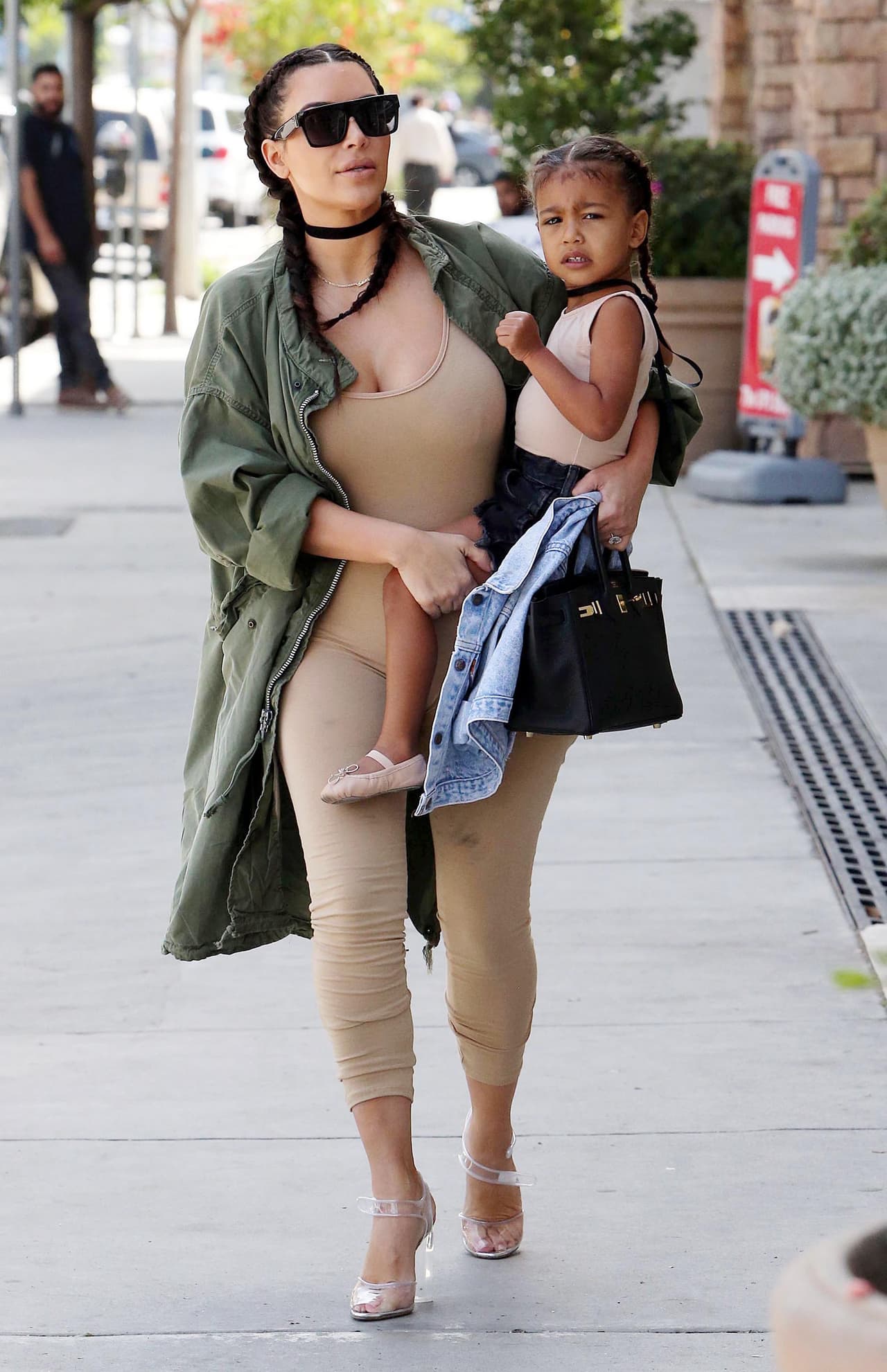 Una agradable tarde para la nena y su mamá.