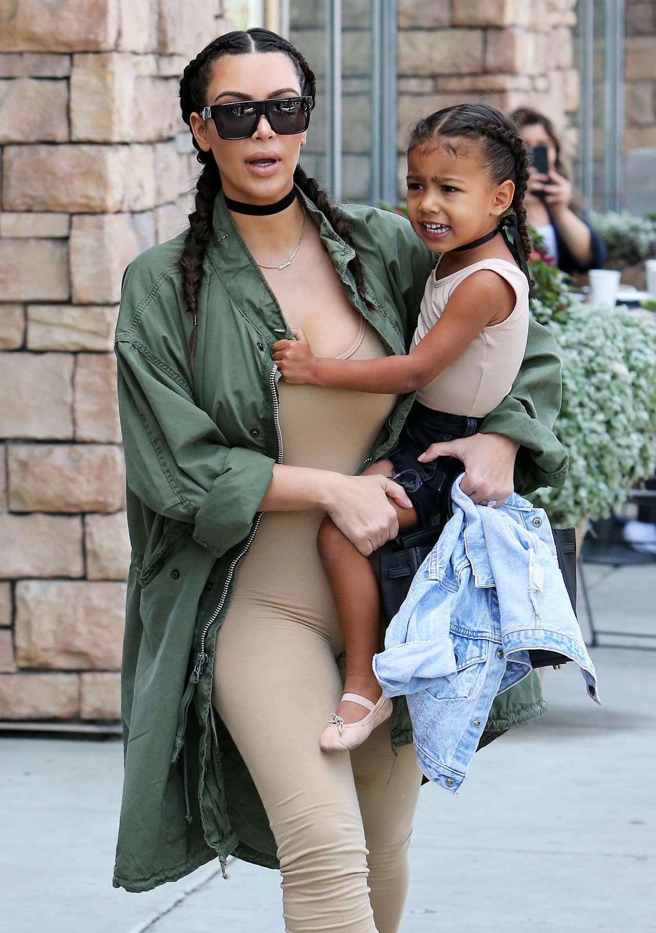 Kim Kardashian quiere que su hija North asuma responsabilidades de hermana mayor