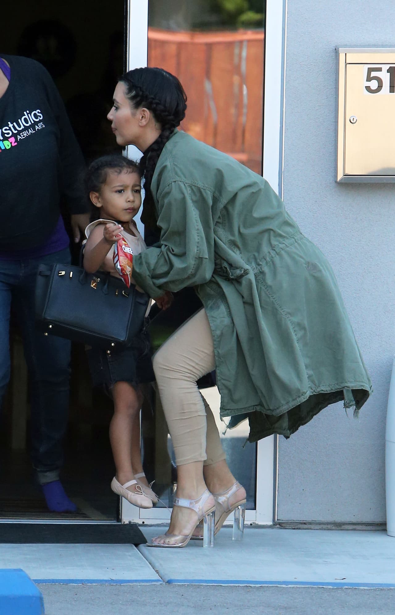 Kim cargó a su nena cuando salieron.