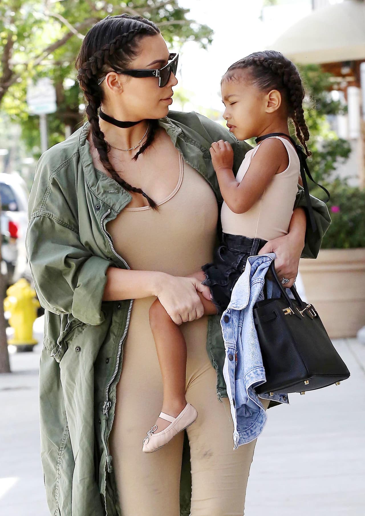 Pero el detalle tierno es que ambas iban con trencitas en el cabello.