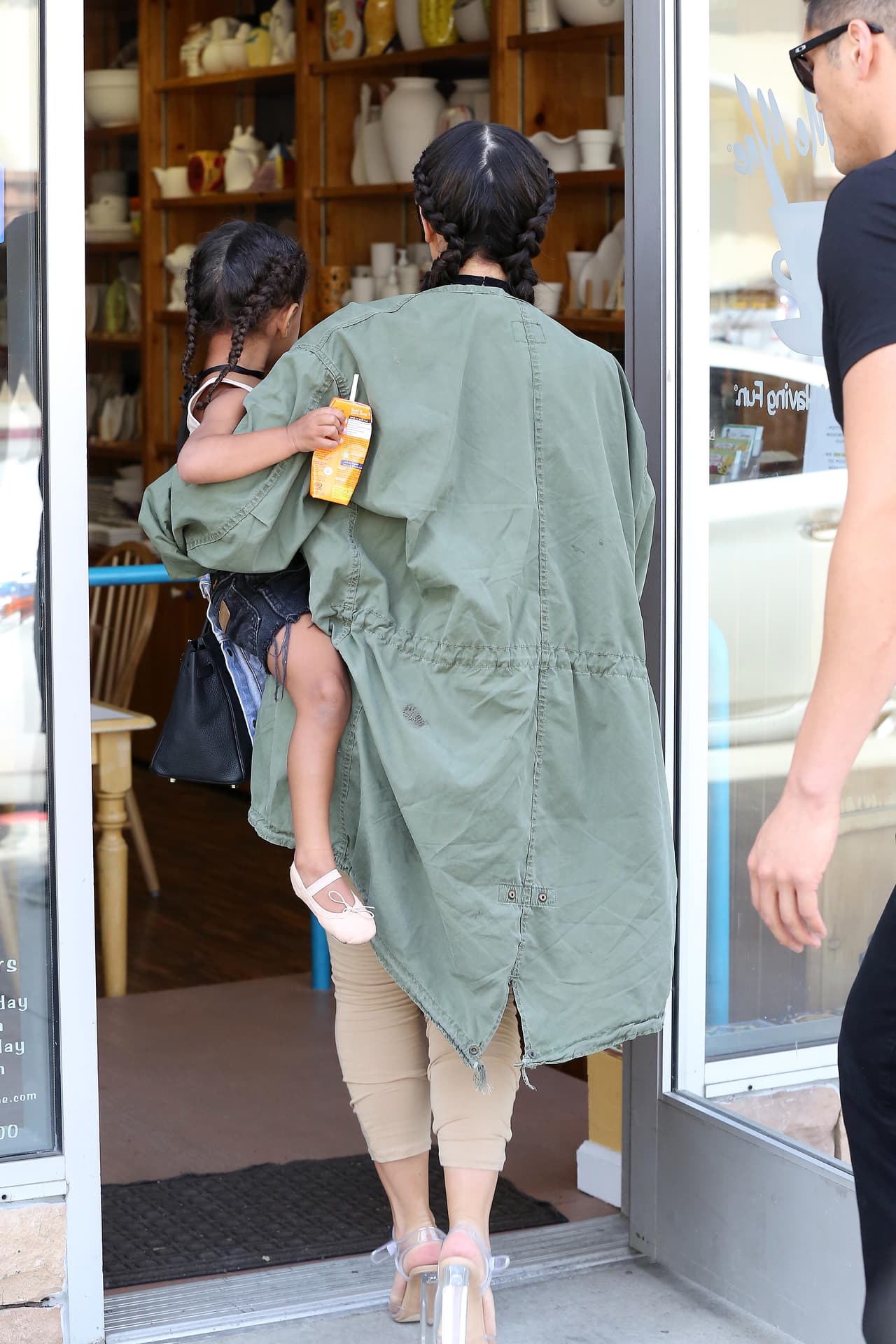 Fueron a "Color me Mine" a pintar cerámicas.