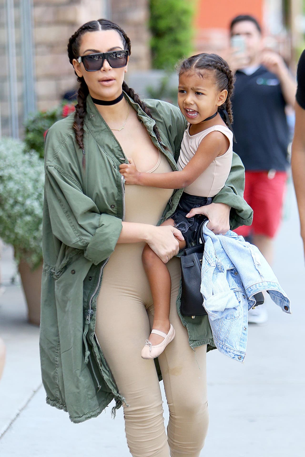 Kim usó otra vez un 'nude' jumpsuit que dejaba ver toda su silueta.