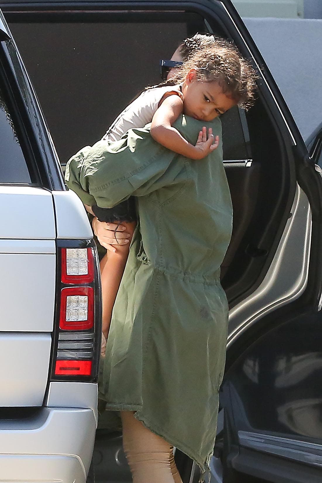 Y con todo y puchero, Kim puso a Nori en su sillita infantil en la parte trasera.