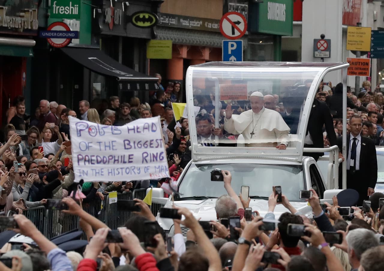 "El Papa: el líder de la mayor banda de pedófilos de la historia del hombre": el mensaje de una pancarta de protesta durante la visita del Pontífice a Irlanda.