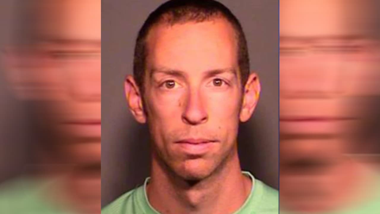 Arrestan a un paseador de perros que pateó y maltrató a un perrito en Chandler